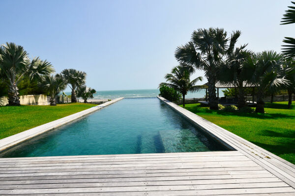 Imagem 1 de Casa grande com terreno amplo, frente ao mar e piscina no Pontal do Maceió